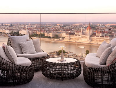 White Raven Skybar & Lounge (Hilton Budapest)