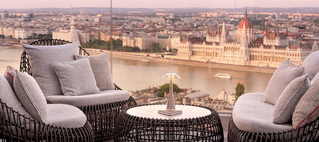 White Raven Skybar & Lounge (Hilton Budapest)