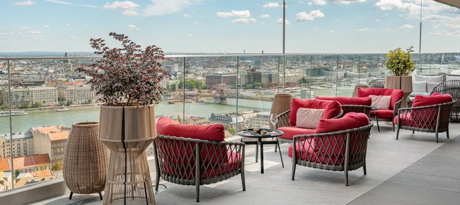 White Raven Skybar & Lounge (Hilton Budapest) 1