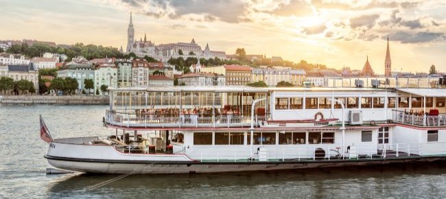 Vén Hajó Étterem (Old Boat Restaurant) 8