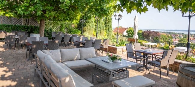 Zenit Balaton Restaurant & Bar (Vonyarcvashegy) 1